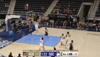 斗球体育直播-防守确实好起来了！杨瀚森先送钉板大帽 随后贴防逼迫对手失误